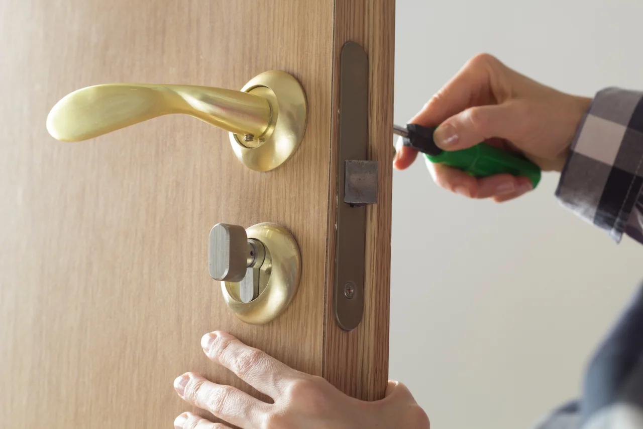 Comment remplacer facilement les poignées de porte de votre maison ?